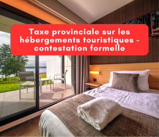 Chambre d’hôtel avec vue sur une terrasse et un paysage extérieur, accompagnée du texte sur la taxe provinciale des hébergements touristiques.