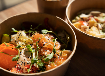 Ravier en carton contenant un plat de saumon