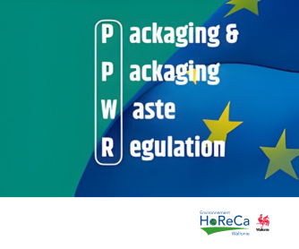 Visuel sur la réglementation européenne PPWR (Packaging and Packaging Waste Regulation) avec le drapeau de l’UE et le logo Environnement HoReCa Wallonie.