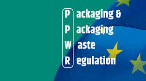 Visuel illustrant la réglementation européenne PPWR (Packaging and Packaging Waste Regulation) avec le drapeau de l’Union européenne.